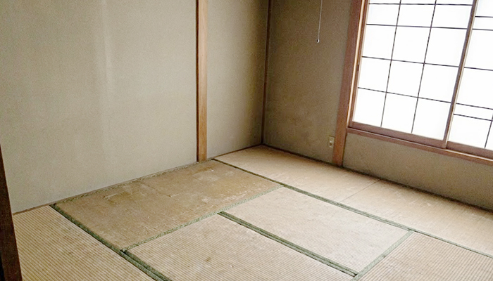 新潟県新潟市東区にて、孤独死現場の片付けと清掃の事例