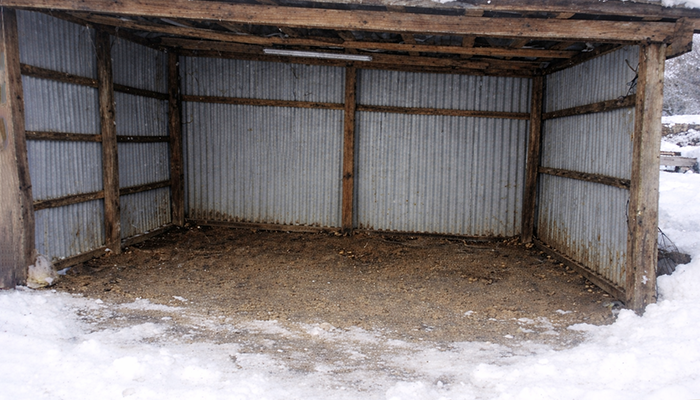 新潟県十日町市の屋外倉庫の不用品回収。除雪機の買取り事例