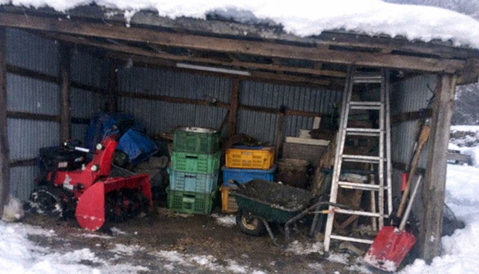 新潟県十日町市の屋外倉庫の不用品回収。除雪機の買取り事例