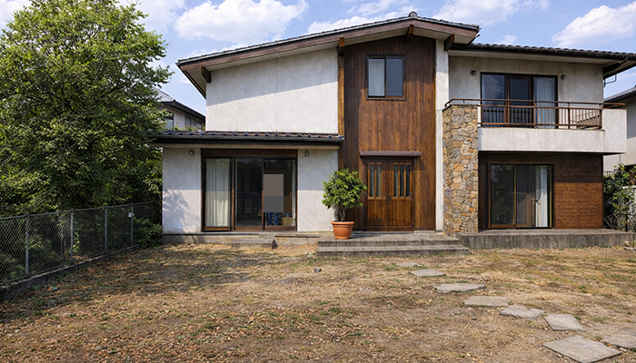 石川県津幡町にて、一軒家の庭に溜まったゴミや不用品の片付け事例。古タイヤや外構資材のゴミを撤去