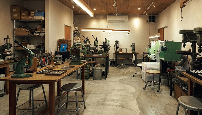 福井県鯖江市にて、廃業に伴って工房の残置物の撤去。加工機械の買取りも行った事例