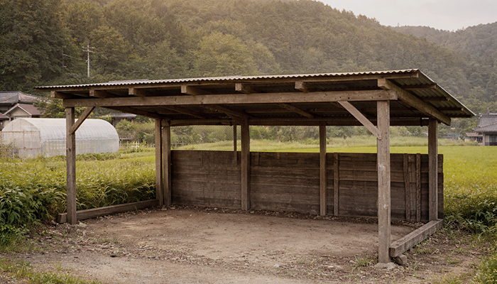 福井県越前市にて、屋外物置の不用品改修の事例。鉄くずや木材などの資材を撤去