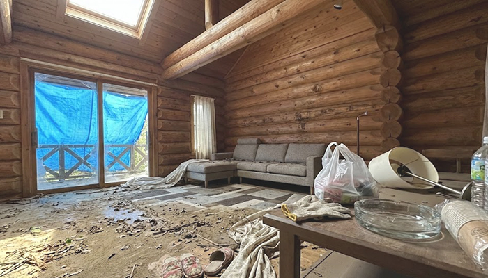 福井県美浜町にて、台風被害を受けて荒れてしまった別荘の片付け事例